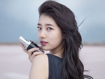 Unggah Foto yang Cantik dan Anggun Sebagai Model Brand Kecantikan, Suzy Buat Netter Kagum