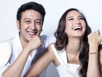 Unggah Foto Lawas, Nadine Chandrawinata Cerita Dilamar Pas Ulang Tahun Dimas Anggara