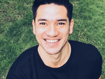 Pamer Otot Usai Olahraga, Badan Atletis Andrew White Jadi Sorotan