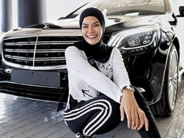 Sindir Haters, Nikita Mirzani Pamer Kesuksesan dengan Mobil Mewah