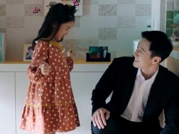 Bikin Penasaran, So Ji Sub Akrab dengan Anak-Anak di Still Cut 'Terius Behind Me'