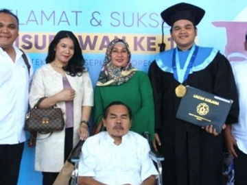 Pakai Kursi Roda di Wisuda Anaknya, Terungkap Mat Solar Ternyata Kena Stroke