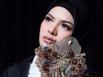 Diejek Sombong, Nikita Mirzani Malah Pamer Harga Mobil