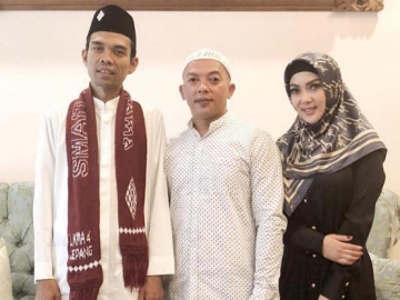 Jenazah Kakak Syahrini Meneteskan Air Mata Usai Dengar Video Ustaz Abdul Somad