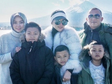 Janji Nikah Belum Ditepati, Syahrini Unggah Foto Kenangan dengan Mendiang Sang Kakak