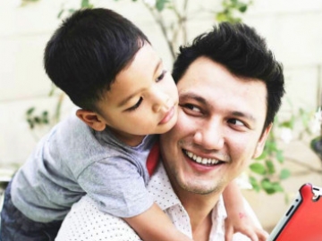 10 Potret Artis Indonesia dan Anaknya Ini Bikin Mereka Cocok Dapat Gelar Hot Papa