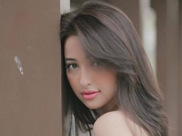 Tutupi Ketiak Dengan Emoji, Jennifer Coppen Malah Tuai Tanda Tanya