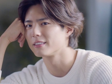 Park Bo Gum Ceria Pose Bareng Fans Saat Syuting di Kuba, Netter Kembali Kritik Gaya Rambutnya