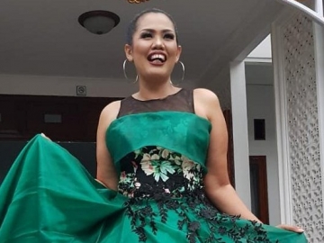 Anti Mainstream, Aksi Ely Sugigi Ikutan Falling Stars Challenge Tuai Pujian Warganet