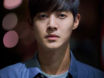 Siap Comeback Layar Kaca, Gantengnya Kim Hyun Joong Pasang Wajah Sendu di Teaser 'When Time Stopped'