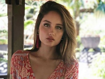 Tampil di Sampul Majalah Ternama, Gaya Seksi Cinta Laura Tuai Kontroversi   