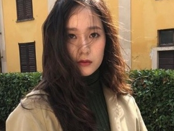 Pasang Ekspresi Wajah Judes di Foto Terbarunya, Krystal f(x) Dipuji Tetap Cantik