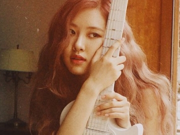 Rose Black Pink Unggah Video Nyanyikan ‘Can’t Help Falling in Love’, Fans Kagumi Suaranya