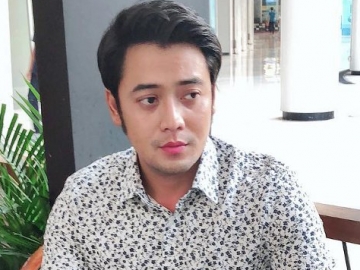 Muncul Penampakan di Belakang Kriss Hatta, Netter: Itu Wujud Hilda Kalau Enggak Dikasih Duit