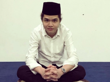 Unggah Foto Makan Bareng Ulama, Dul Jaelani Bikin Netter Jatuh Hati