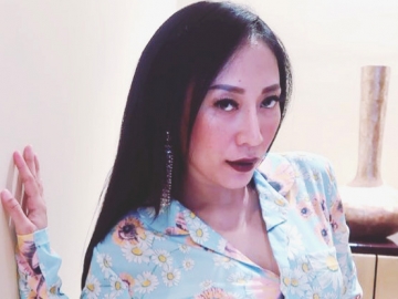 Selfie Pakai Bikini, Foto Dewi Sanca Dituding Terlalu Banyak Editan