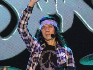 Hadiri Pemakaman, Bimbim Mengaku Titi Qardasih Memiliki Peran Besar dalam Perjalanan Karier Slank