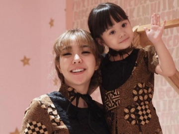 Bagikan Foto Nyanyi Ditemani Anak, Gisella Anastasia Malah Diduga Sedang Hamil