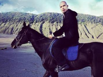 Pakai Baju Bertuliskan Kalimat Tauhid, Ahmad Dhani: Kaos Ini Bikin Panas Jin-Jin Kelas Teri