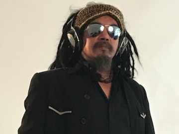 Limbad Terciduk 'Hengpon Jadul' Berkendara Tanpa Helm, Netter Malah Salah Fokus Dengan Hal Ini