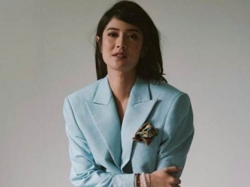 Dian Sastro Unggah Foto Lawas Rayakan Ultah Sang Ibu, Netter Sebut Bak Kakak Adik