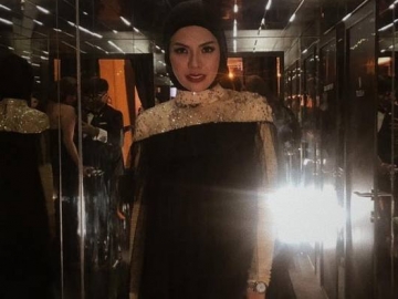 Diprediksi Bakal Lepas Hijab, Potret Nikita Mirzani Bareng Para Artis Ini Banjir Pujian