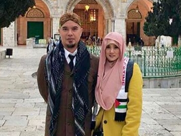 Ahmad Dhani Unggah Foto Keluarga Bareng Mulan, Netter Bandingkan dengan Irwan Mussry 