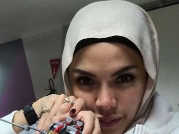 Tak Kuasa Menahan Tangis, Nikita Mirzani Akui Masih Cinta Pada Dipo Latief?