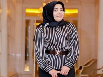 Muzdalifah Gandeng Brondong, Netter: Emak-Emak Enggak Tahu Diri