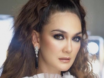 Luna Maya Pamer Sarapan Bunga Melati, Netter Sebut Terbawa Kebiasaan Mendiang Suzanna 