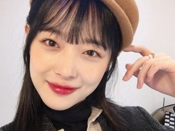 Sulli Santai Kenakan Piama Saat Makan di Restoran, Netter Beri Beragam Komentar 