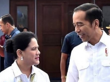 Intip Momen Saat Ibu Iriana Jokowi Duduk Bersimpuh Bareng Wartawan, Netter Ramai Beri Pujian