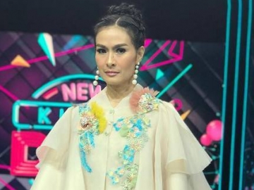  Iis Dahlia Pakai Baju Pamer Belahan Dada, Netter: Tua-Tua Keladi