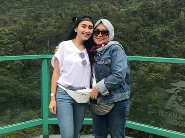 Kompak Pakai Baju Kembar Dengan Ayu Ting Ting, Penampilan Umi Kalsum Dicibir Tak Ingat Umur