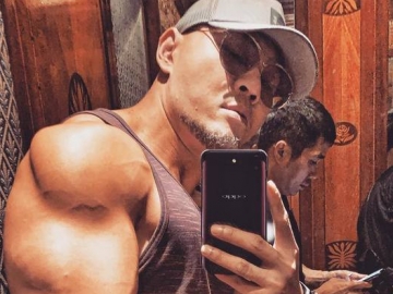 Hadiahkan Ambulans Pada Sepasang Relawan, Deddy Corbuzier Sukses Bikin Netter Mewek