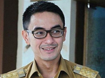 Tangis Zumi Zola Pecah Saat Menyaksikan Pemakaman Sang Ayah, Netter Malah Asyik Mencibir