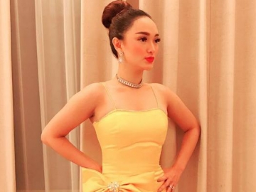 Ibunda Jatuh Sakit, Zaskia Gotik Tetap Jalani Kewajiban Syuting  Banjir Pujian 