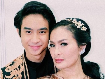 Iis Dahlia Pakai Busana Seksi, Begini Tanggapan Devano