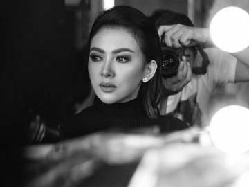 Syahrini Pakai Sarung Tangan Seharga Motor, Netter Ngelus Dada