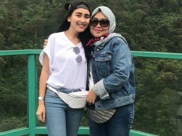 Sang Ibunda Masih Suapi Ayu Ting Ting Saat Makan, Netter: Haus Pujian Ya