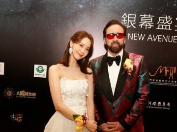 Cantik Hadiri Macau International Film Festival, Yoona Asyik Foto Bareng Nicholas Cage