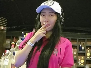 Dewi Sanca Mesra Bareng Pria Brondong Diduga Kekasih Baru, Warganet: Gimmick