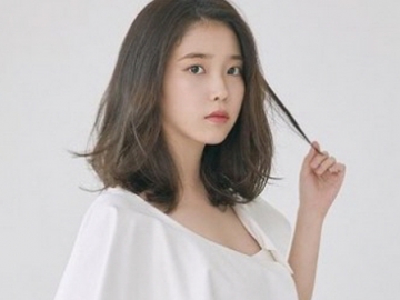 Rindukan Sahabatnya, IU Nyanyikan Lagu ‘Gloomy Clock’ Untuk Mendiang Jonghyun SHINee di Konser