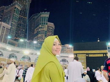 Tampil Berhijab Sepulang Umrah, Netter Beri Pujian dan Berharap Via Vallen Istikamah