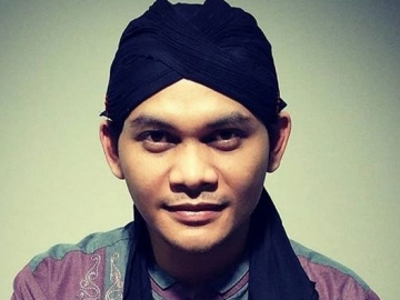 Digelar Bulan Ini, Mbah Mijan Sebut Syahrini dan Reino Barack Bakal Nikah di Luar Negeri