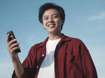 Pamer Cincin di Jari Manis, Bisma Karisma Tunangan?