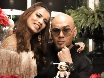 Sabrina Chairunnisa Beri Kejutan Ultah, Muka Datar Deddy Corbuzier Jadi Sorotan