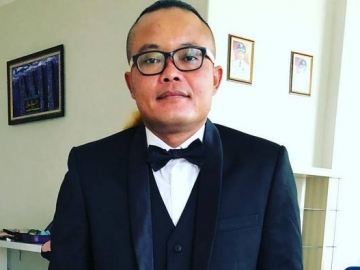 Sule Genggam Erat Tangan Seorang Wanita, Kekasih Baru?