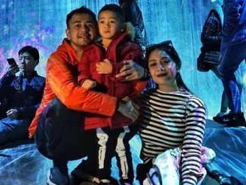 Gokil, Raffi Ahmad Nekat Telanjang Dada di Tengah Salju