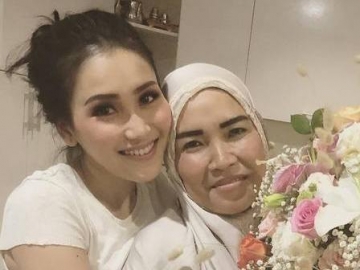Unggah Video Ini, Ibunda Ayu Ting Ting Tuai Teguran Keras dari Netter
